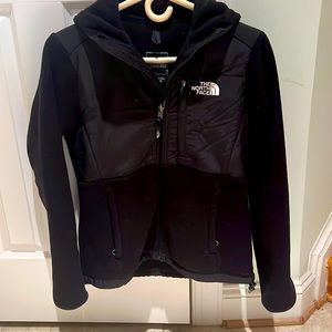 Women’s North Face thick zipper fleece w hood.